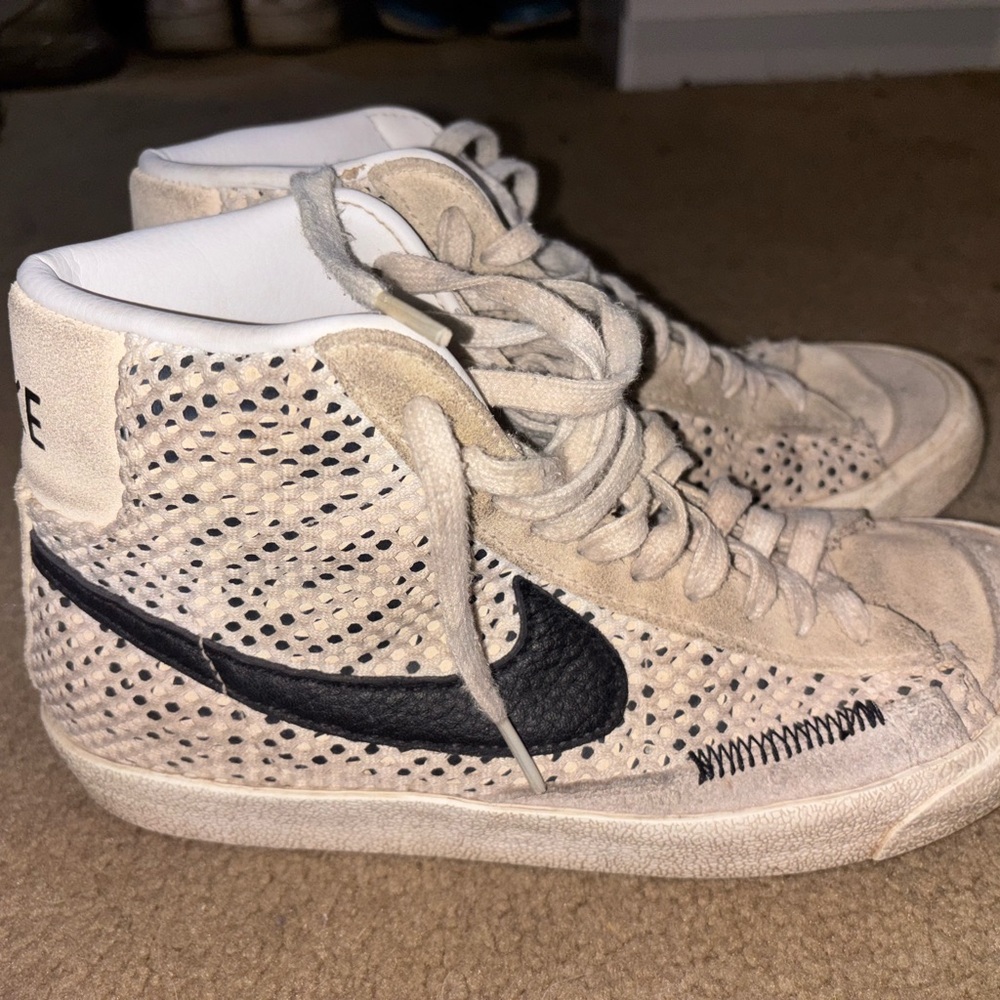 Youth Nike blazer mid 77’ Alter and reveal size 6Y